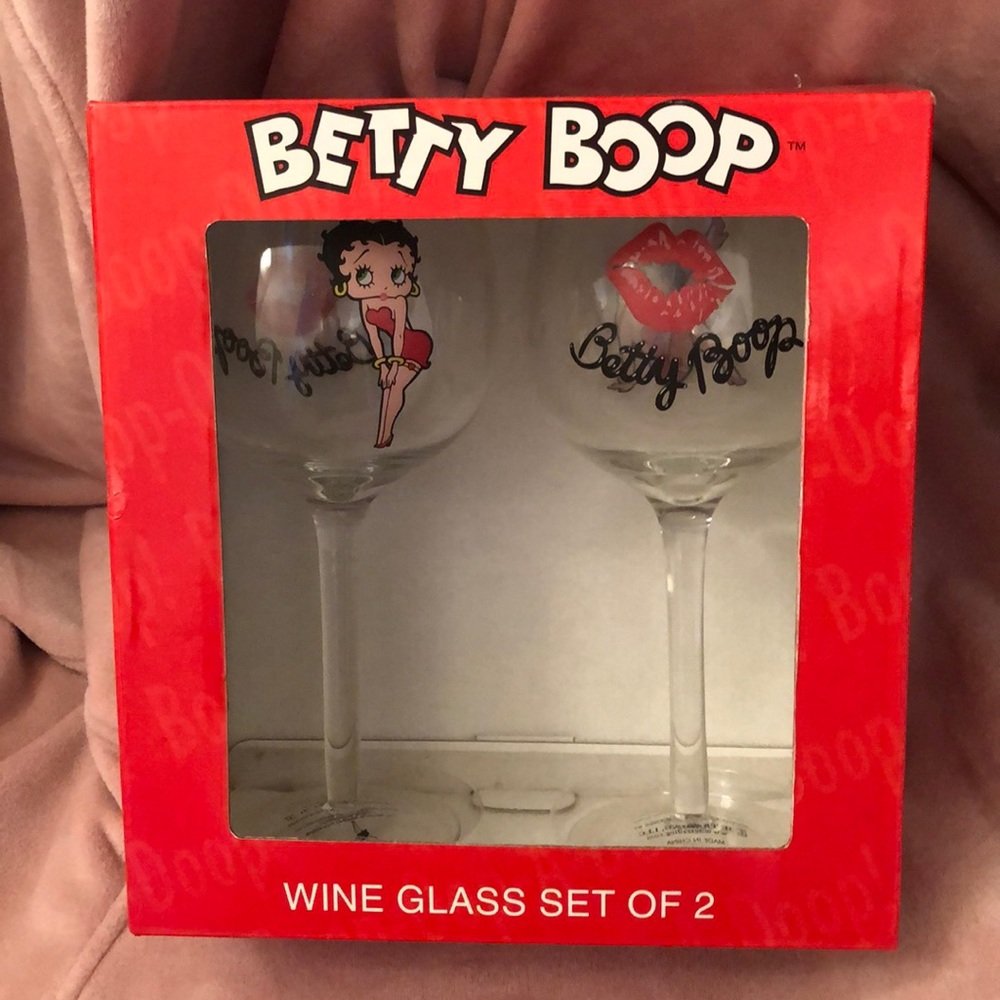 NWOT Betty Boop Set of two wine glasses